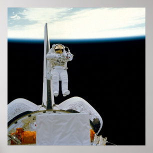 Astronaut Flytande över skyttle Discovery Poster