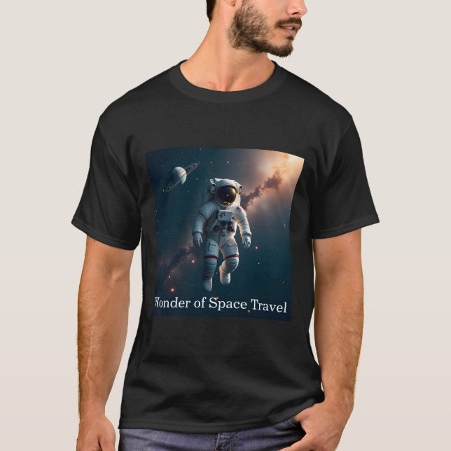 Astronaut Flyter i Space med Saturn T-Shirt (Framsida)