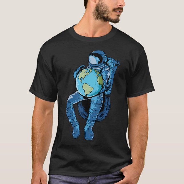 Astronaut Holding Planet Earth T Shirt (Framsida)