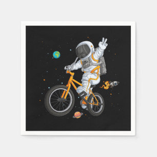 astronaut i rymddräkt som kör bmx-cykel på rymd ov pappersservett