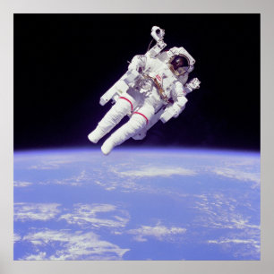 Astronaut i rymden med den planerade tillverknings poster