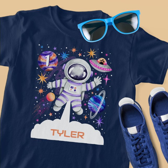 Astronaut i Rymden med Planets och Rocket T Shirt (Astronaut in Outer Space with Planets and a Rocket T-Shirt)