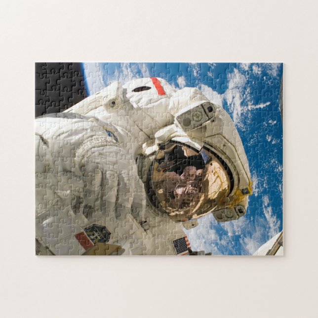Astronaut i rymden reparerar rymdstationsfoto pussel (Horisontell)