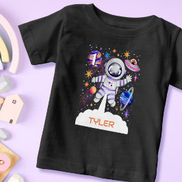 Astronaut i yttre rymden med planeter och en raket t shirt