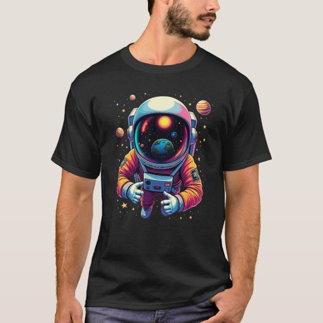 Astronaut in Outer Space Earth in Visor Graphic T Shirt (Framsida)