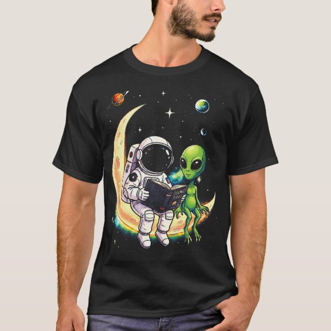 Astronaut läser bok för utomjording månens rymd t shirt (Framsida)