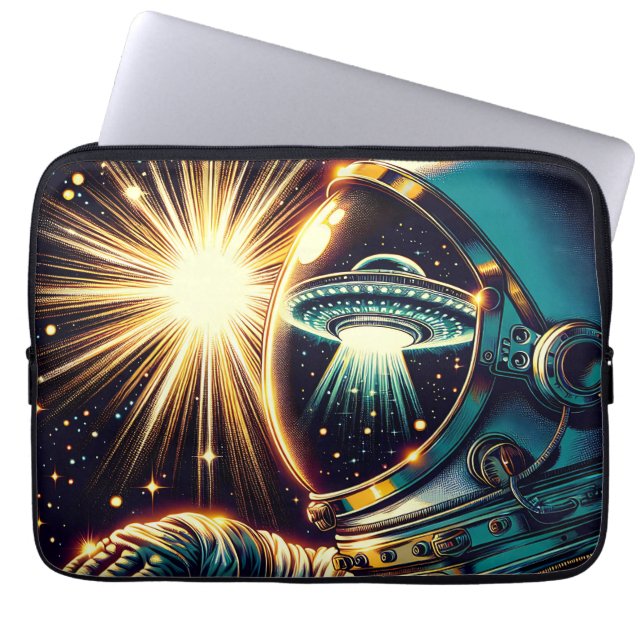Astronaut med en reflektion av en UFO  Laptop Fodral (Framsidan)