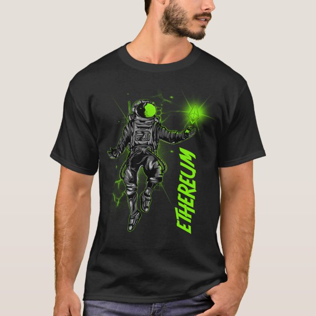 Astronaut med etum i handen - gift-idea-krypto t shirt (Framsida)