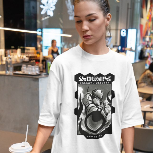 Astronaut med vapen t shirt (Skapare uppladdad)