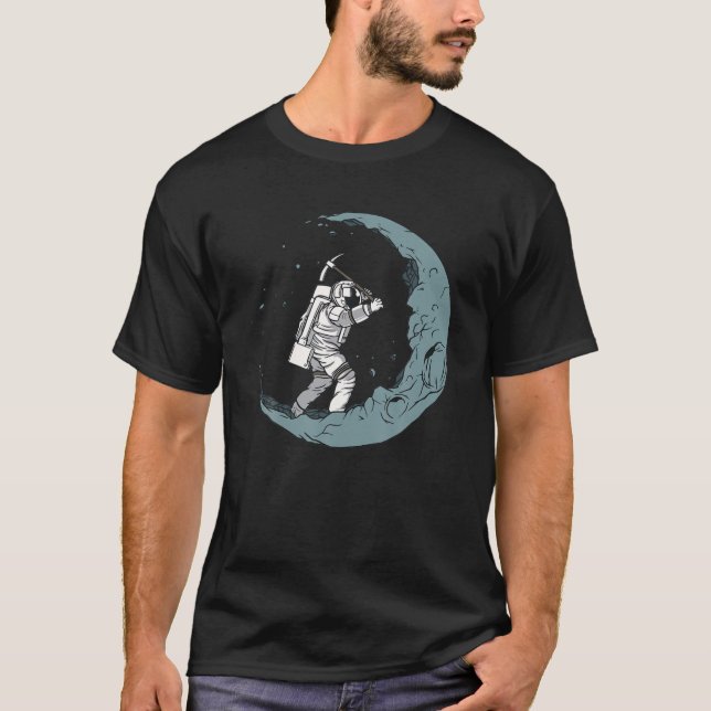 Astronaut Mining the Måne, Stars, Space Man Funny T Shirt (Framsida)