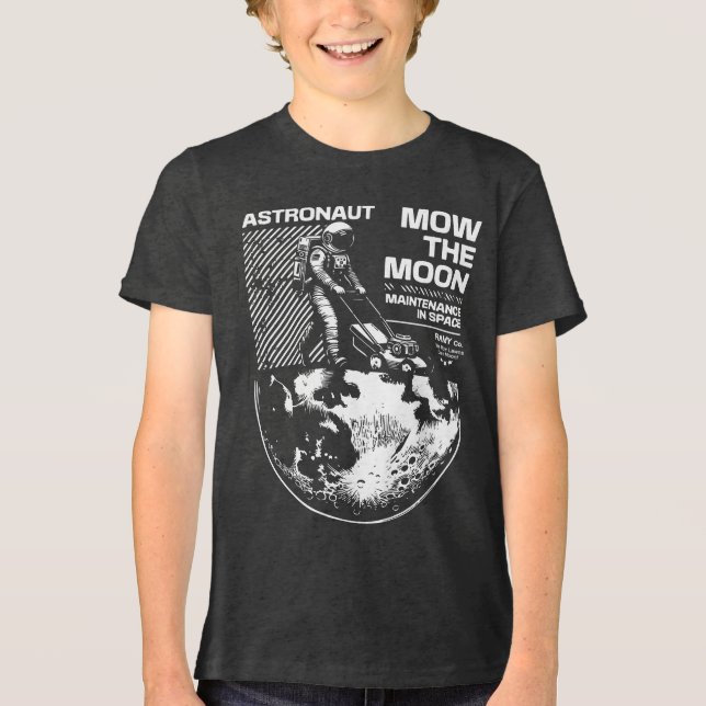Astronaut Mows Måne - Funny Space Maintenance T Shirt (Framsida)