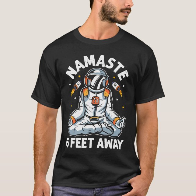 Astronaut Namaste Stay 6 Feet Away  Yoga Workout T Shirt (Framsida)