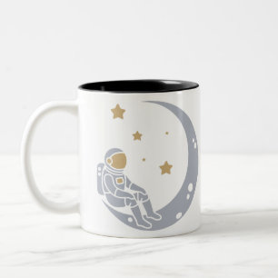 Astronaut på Crescent Måne Design Två-Tonad Mugg