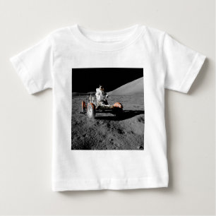 Astronaut på Måne Rover Under Apollo 17 Uppdrag T Shirt