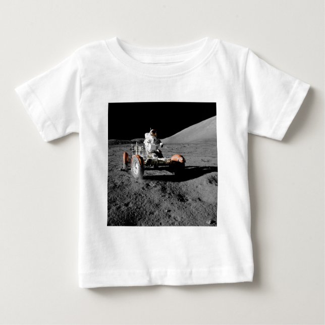 Astronaut på Måne Rover Under Apollo 17 Uppdrag T Shirt (Framsida)