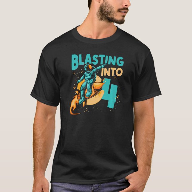 Astronaut Planet Spaceship Lycklig 4e födelsedagen T Shirt (Framsida)
