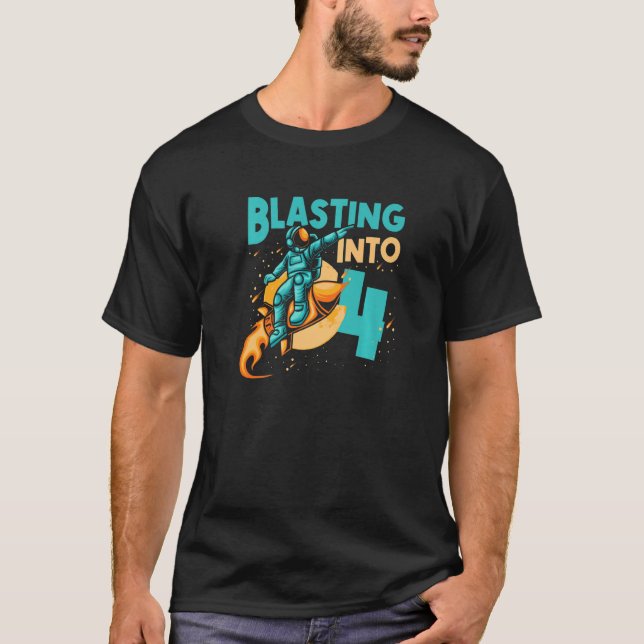 Astronaut Planet Spaceship Lycklig 4e födelsedagen T Shirt (Framsida)