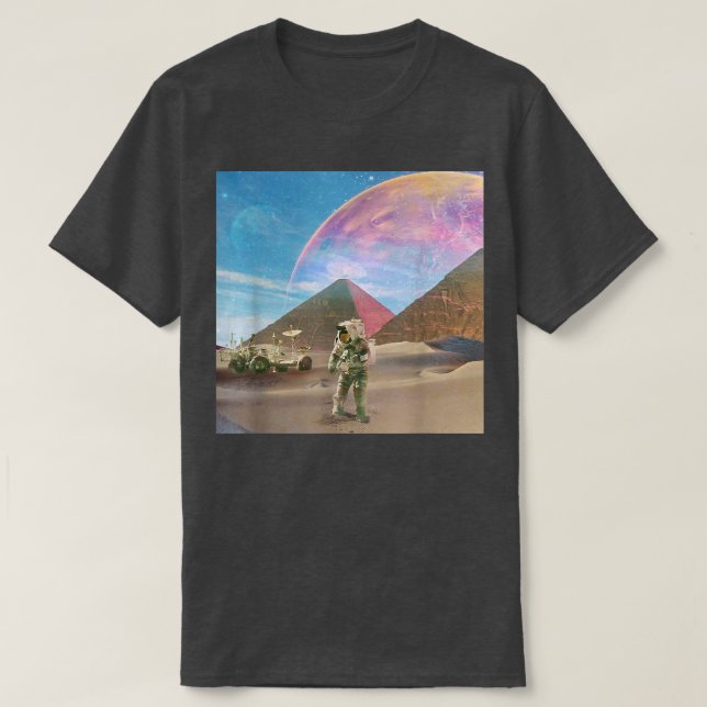 Astronaut Pyramids Outer Space Universe Surreal  T Shirt (Design framsida)