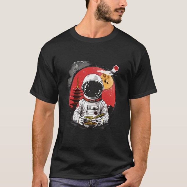 Astronaut Ramen Space Astronaut Eating Ramen Pagod T Shirt (Framsida)