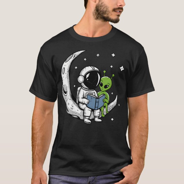 Astronaut Reading Book To Alien Moon Space Astrono T Shirt (Framsida)