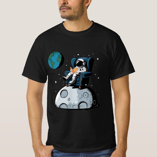 Astronaut Reading on Måne Funny Tee (Framsida)