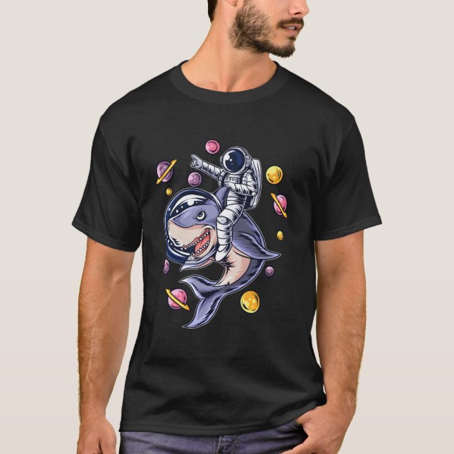 Astronaut Riding Shark i Rymden födelsedagsgiva T Shirt (Framsida)