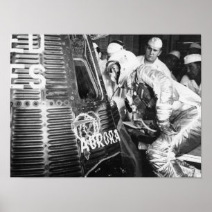 Astronaut Scott Carpenter inspekterar Aurora 7 Poster