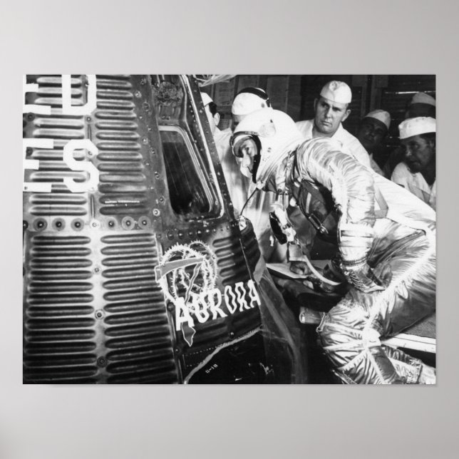 Astronaut Scott Carpenter inspekterar Aurora 7 Poster (Framsidan)