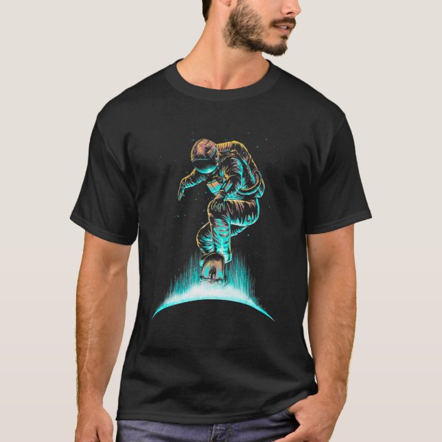 Astronaut Skateboarding in Space Cosmos Science UN T Shirt (Framsida)