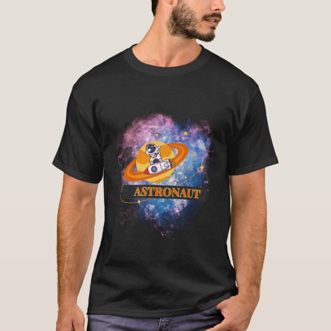 Astronaut Sliding på lörens Ringar med en Rocket T Shirt (Framsida)