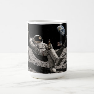 Astronaut som chillar med öl på månen kaffemugg