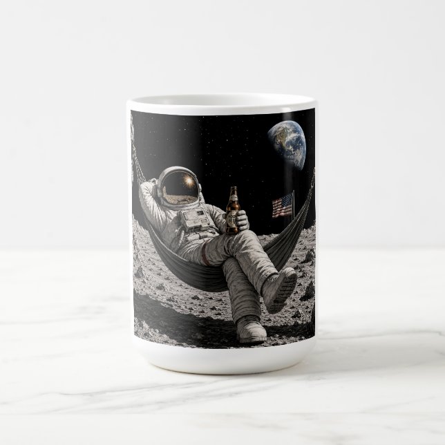Astronaut som chillar med öl på månen kaffemugg (Center)