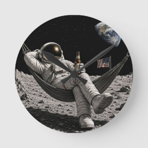 Astronaut som chillar med öl på månen rund klocka