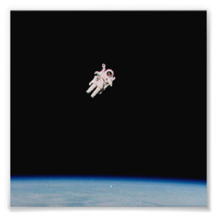Astronaut som flyter i öppet utrymme - foto NASA