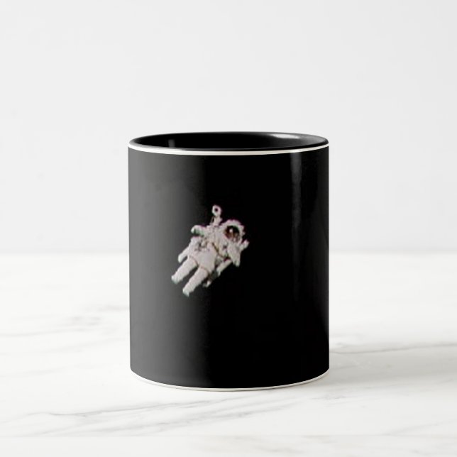 ASTRONAUT SOM FLYTER I ÖPPET UTRYMMEMUGG - NASA Två-Tonad MUGG (Center)