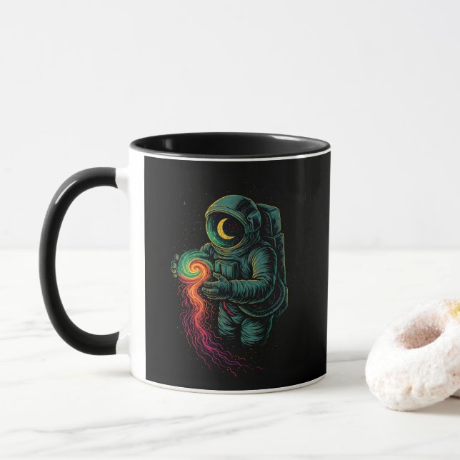 Astronaut som håller en kosmisk spiral mugg (Med munk)
