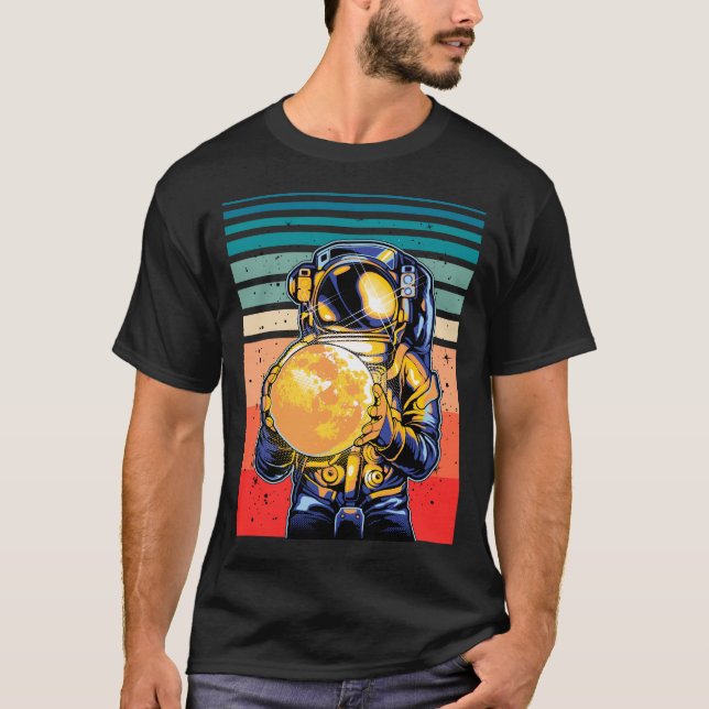 Astronaut som håller Måne Retro Cosmic T Shirt (Framsida)
