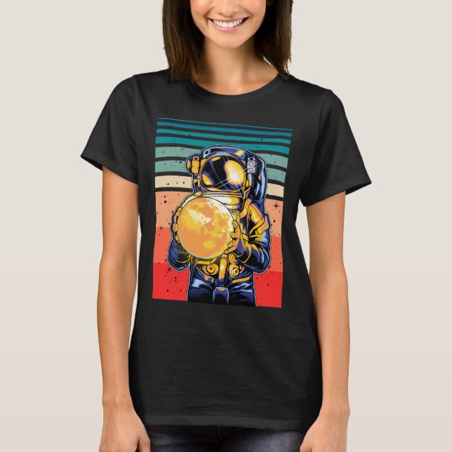 Astronaut som håller Måne Retro Cosmic T Shirt (Framsida)