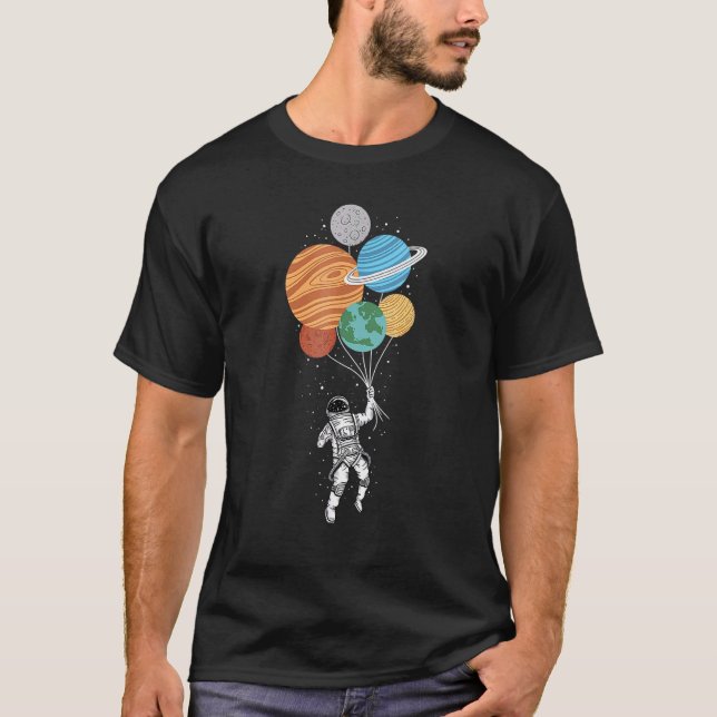 Astronaut som håller Planet Balloons Solar System  T Shirt (Framsida)