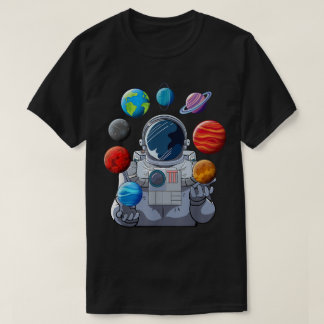 Astronaut som jonglerar med planetkonst t shirt