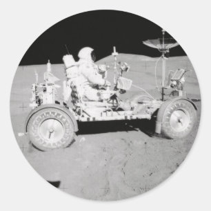 Astronaut som kör den Lunar landeren på månen Runt Klistermärke