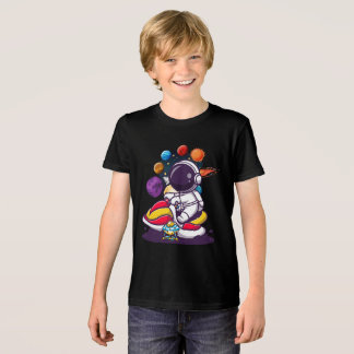 Astronaut som kör en futuristisk rymdcykel t shirt