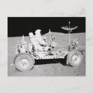 Astronaut som kör Lunar Lander vid Måne Vykort