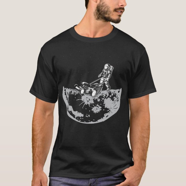 Astronaut som orsakar Gräsmatta vid Måne T Shirt (Framsida)