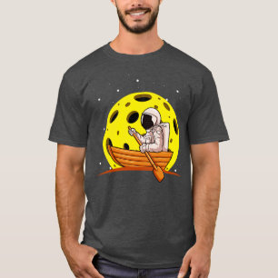 Astronaut som sitter i båt med Måne i rymden T Shirt