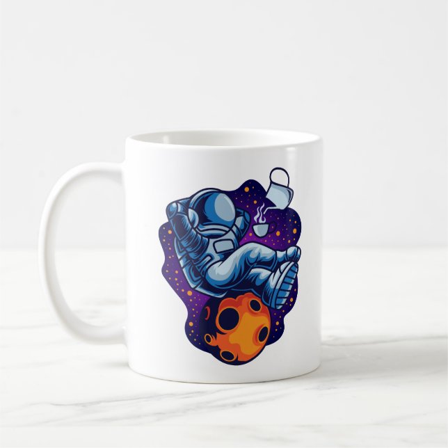 Astronaut som slappnar av med kaffe kaffemugg (Vänster)