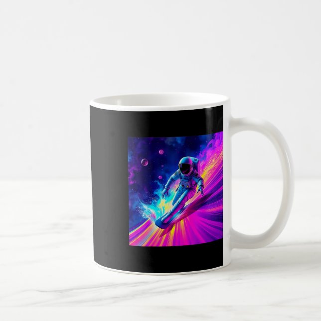 Astronaut som surfar på kosmisk regnbågsvåg Grafis Kaffemugg (Höger)