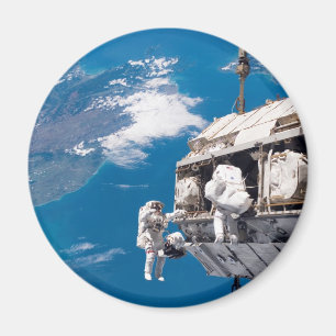 Astronaut Space Walk över jorden Magnet