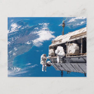 Astronaut Space Walk över jorden Vykort