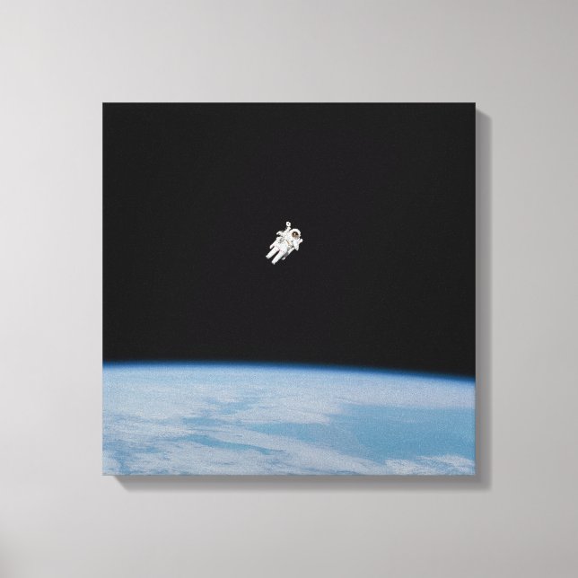 Astronaut Spacewalking över jorden Canvastryck (Framsida)